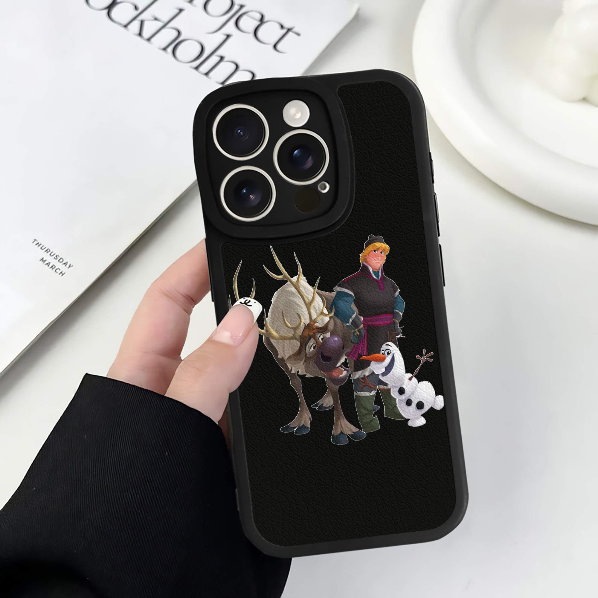 （画像用） アナと雪の女王 アンナ エルサ Frozen Anna Elsa 【iPhone 16シリーズ対応】シリコンスマホケース（レザー調） 材質：シリコン